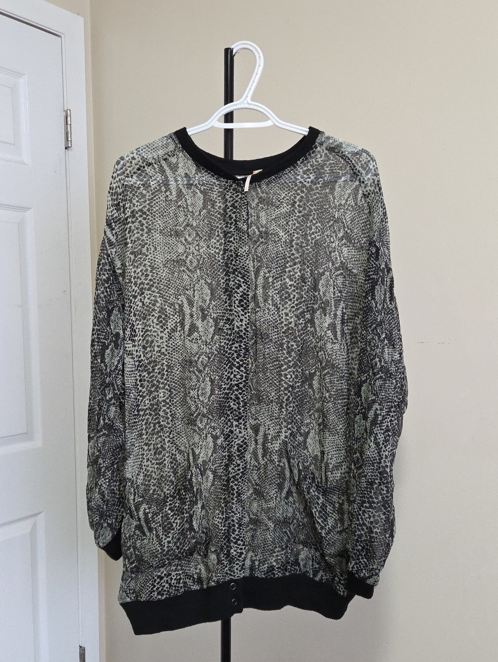 Free People Women's Snake-Print Long Sleeve Pullover - Black & Gray